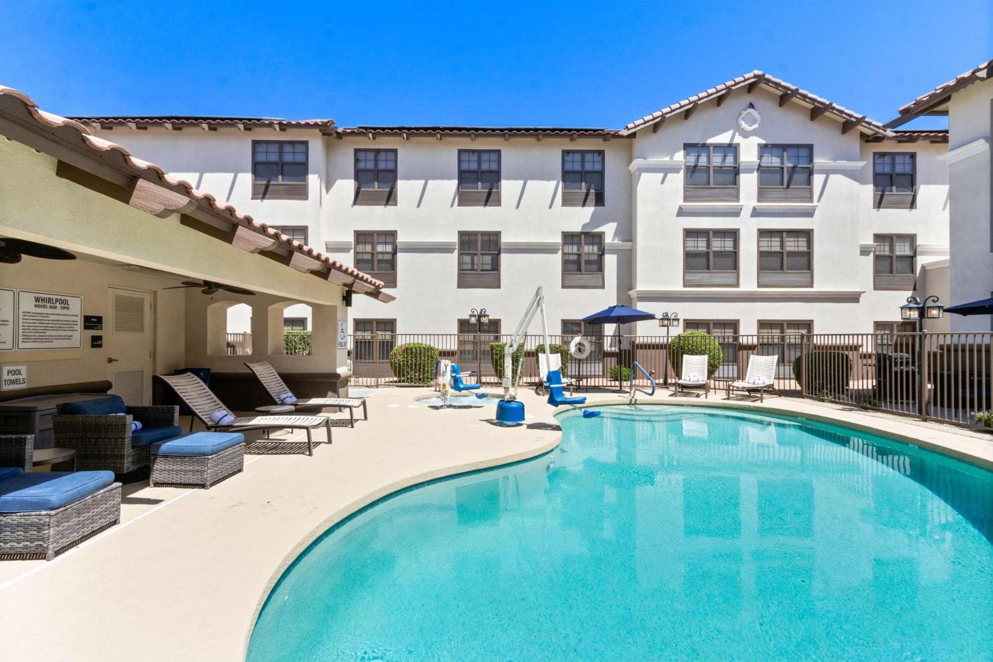 Hampton Inn & Suites Phoenix-Goodyear Exterior photo