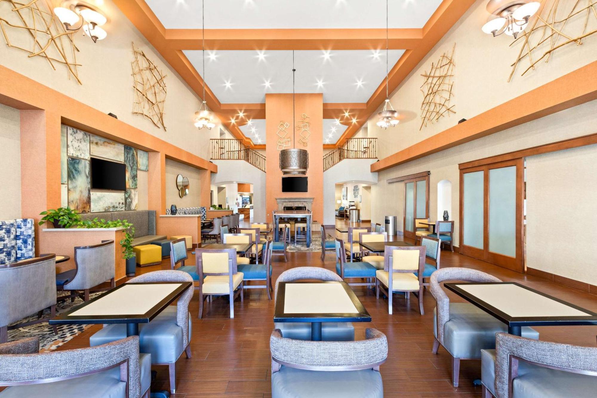 Hampton Inn & Suites Phoenix-Goodyear Exterior photo