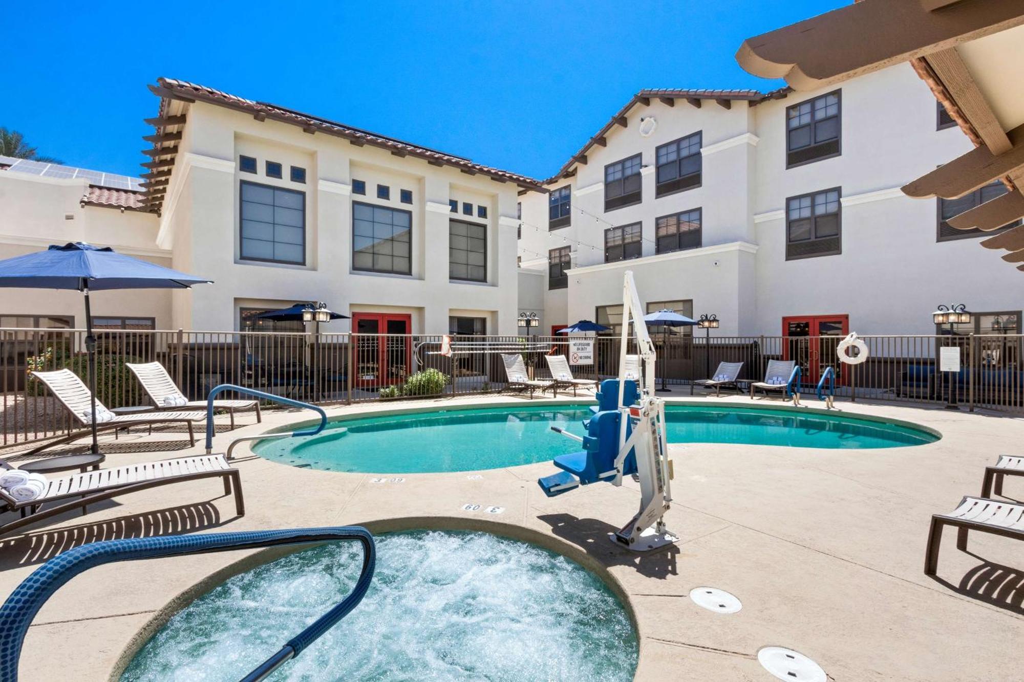 Hampton Inn & Suites Phoenix-Goodyear Exterior photo