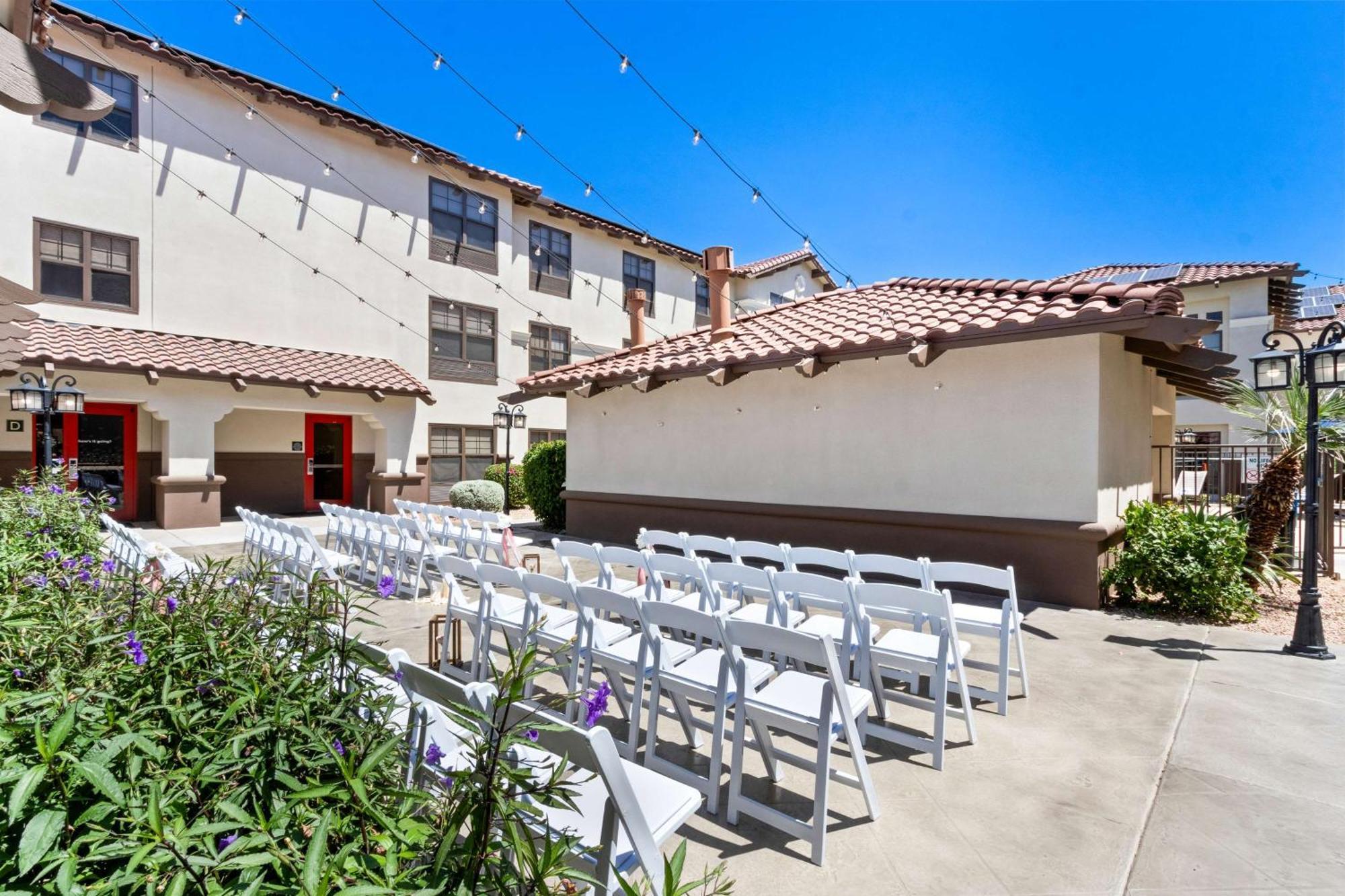 Hampton Inn & Suites Phoenix-Goodyear Exterior photo