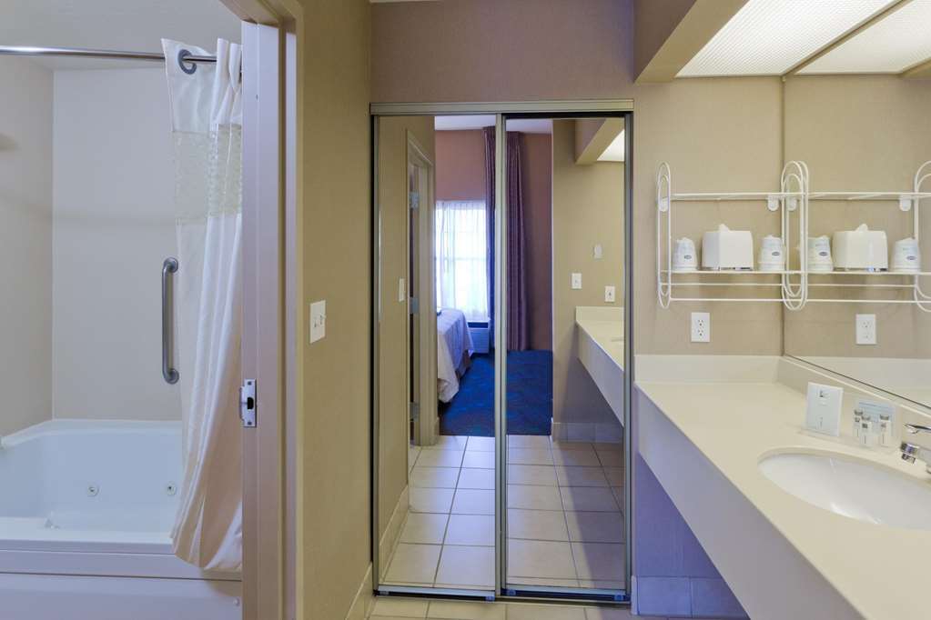 Hampton Inn & Suites Phoenix-Goodyear Room photo